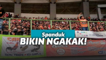 Spanduk lucu di pertandingan sepakbola
