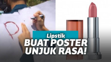 Memakai lipstik untuk demo
