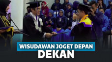 Melakukan aksi tak terduga saat salaman dengan dekan