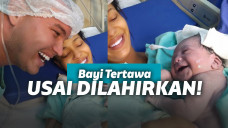 Bayi tersenyum melihat ayah