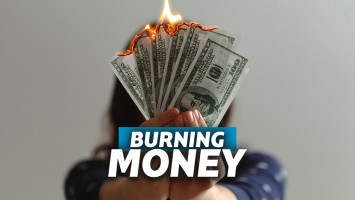 bakar uang di tiongkok pria