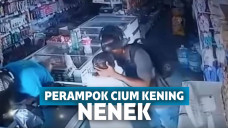 Sambil Cium Keningnya, Perampok Bersenjata Tolak Uang yang Ditawarkan Nenek-Nenek