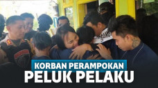 Tidak hanya memeluk para pelaku, korban bahkan sampai bersujud ke polisi minta para pelaku dibebaskan.