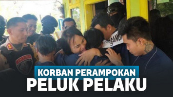 Tidak hanya memeluk para pelaku, korban bahkan sampai bersujud ke polisi minta para pelaku dibebaskan.