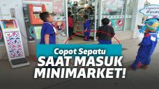 Bocah lepas sepatu di supermarket