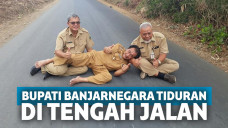 Viral Bupati Banjarnegara Foto Tiduran di Tengah Jalan yang Halus, Netizen: Biar Apa?