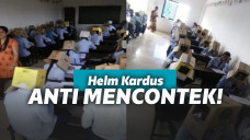 Pelajar pakai kardus di kepala