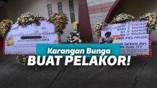 Karangan bunga untuk pelakor