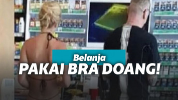 Turis memakai bikini di toko