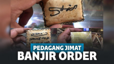 Pedagang jimat kebanjiran pembeli