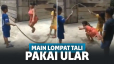 Bermain lompat tali pakai ular tangga