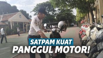 Satpam Kuat Panggul Motor Matic