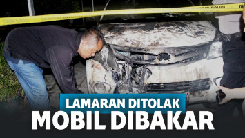 Pria bakar mobil usai lamaran ditolak
