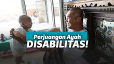 Pria tanpa lengan merawat anak