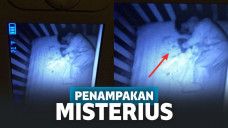penampakan bayi misterius di sebelah anak yang tertidur pulas