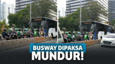 Para pengendara masuk jalur busway