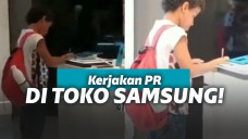 Bocah kerjakan pr di toko samsung