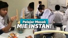 Memasak mie instan di lab