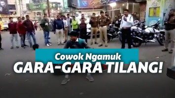 Duduk di atas motor sambil nangis