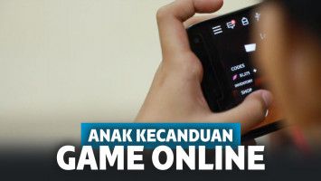 Franky (bukan nama sebenarnya) memainkan game online menggunakan gawai.