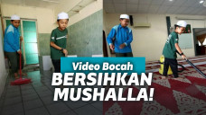 Bocah membersihkan masjid