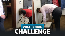 Tantangan angkat kursi sambil bungkuk