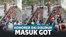 Pegawai honorer disuruh berendam di got kotor
