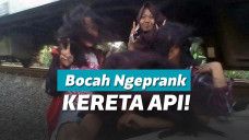 Kelakuan bocak koplak. Kereta api dijadiin mainan!