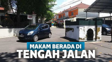 Gak Biasa, Makam Ini Terletak di Tengah-Tengah Jalan Raya!