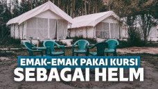 Emak-emak Bawa Kursi Sebagai Helm