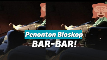 Angkat kaki ke sandaran kursi bioskop