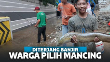 Diterjang Banjir, Warga Pilih Mancing dan Cari Ikan