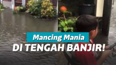 Bocah memancing saat banjir