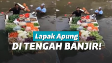 Berjualan di tengah banjir