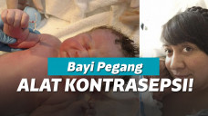 Bayi memegang alat KB spiral