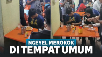 Tangkapan layar video viral perokok yang diberi sanksi sosial oleh petugas