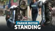 parkir motor standing