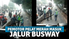 Pemotor pelat merah terobos jalur busway