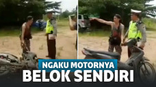 Pengendara motor saat ditilang polisi
