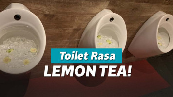 Toilet dengan es batu dan jeruk nipis