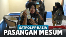 Petugas saat sita alat kontrasepsi