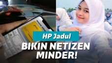 Siswi main ponsel jadul