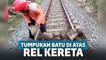 Viral! Tumpukan Batu Diletakkan di Atas Rel Kereta Api, Ribuan Penumpang Terancam