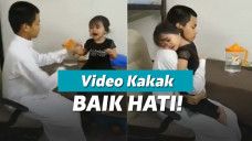 Bocah tenang setelah pelukan