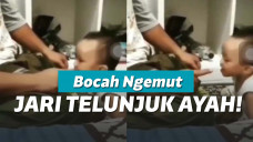 Bocah ganggu ayahnya saat salat