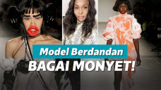 Model diminta pakai aksesoris mirip monyet