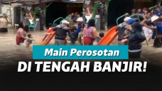 Bermain perosotan saat banjir