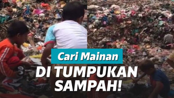Anak-anak mencari mainan di tempat sampah