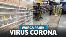 Warga borong bahan pangan di swalayan