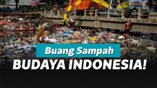 Sungai penuh sampah saat banjir